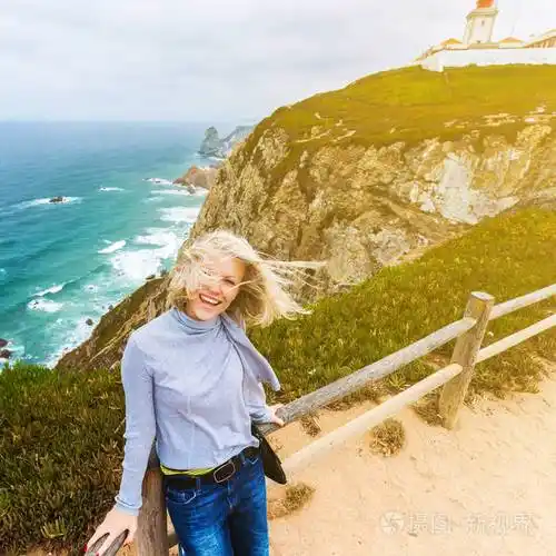 快乐的女游客站在海角roca辛特拉葡萄牙