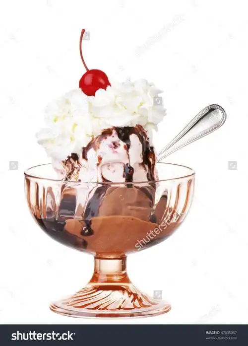 热巧克力圣代冰淇凌草莓和巧克力冰淇淋淋上奶油-食品及饮料,交通运输