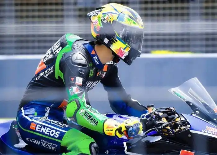 王一博戴鸭舌帽和墨镜,身着机车服,造型又酷又帅