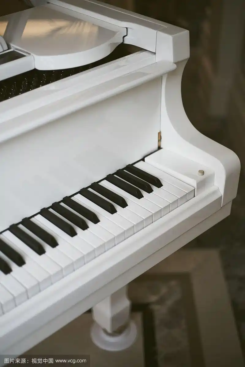阴郁天气的室内白色三角钢琴