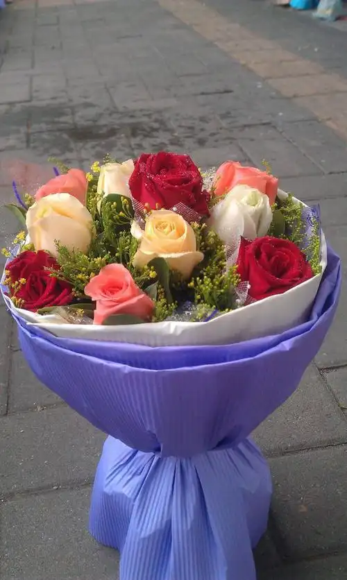 花45元/11枝58元/9枝玫瑰 2枝百合黄色鲜花勿忘我 50元彩菊 满天星 58