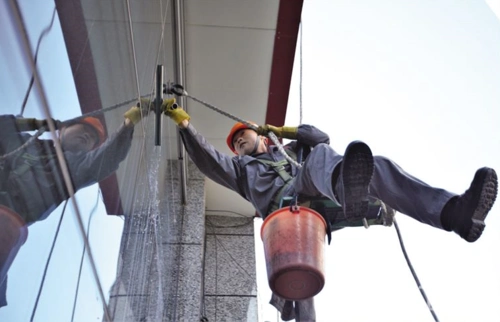 吴江蜘蛛人站在百米高空为城市洗脸