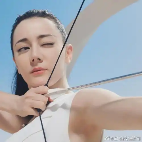 来看热巴海边射箭#迪丽热巴高马尾造型又帅出新高度!