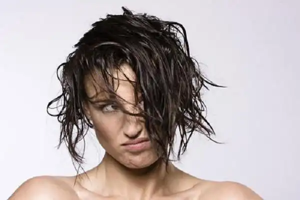 缺少油脂的头发和皮肤干枯无光泽,油脂太多又会带来油腻的烦恼,甚至是