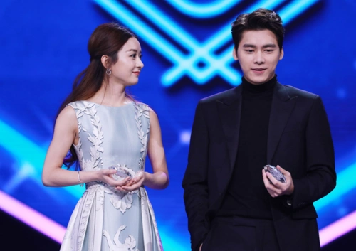 李易峰,赵丽颖订婚?两人戴口罩出行"玩自拍".