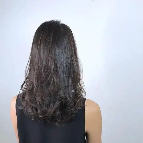 发尾烫一半的发型,今年很受欢迎