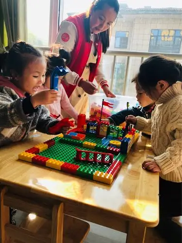 《乐高课程走进孩子.里》