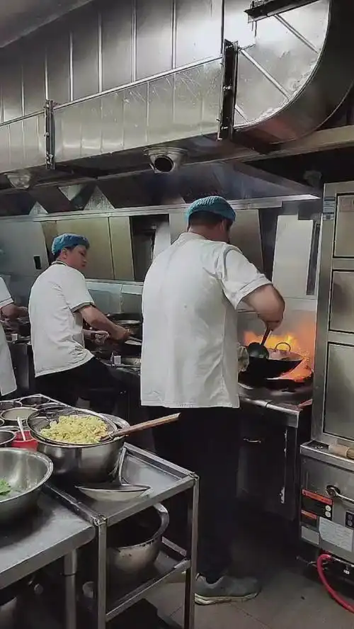 记录我们的后厨生活#200多斤的厨师炒菜就是带劲.