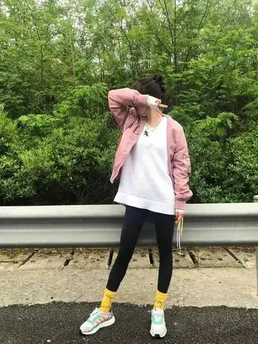 在"袜子外穿"这件事上,陈伟霆和杨幂一致认同