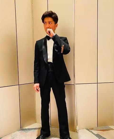 48岁木村拓哉久违冲浪顶湿发大笑很满足没了大师拍照变短腿