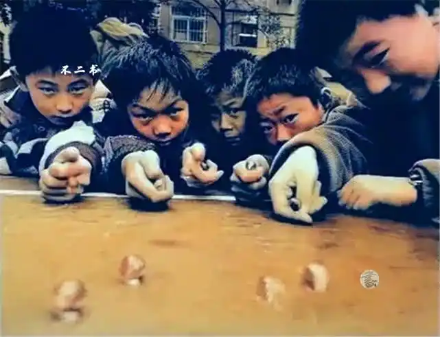 上色老照片:直击80后的童年生活,没有手机平板,但却乐趣无边