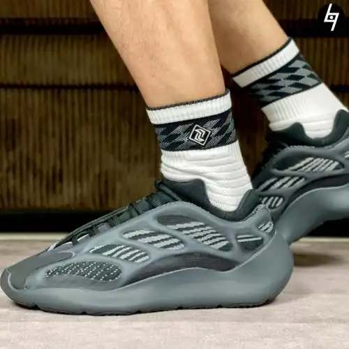 牛牛体育adidasyeezy700v3黑铜异形椰子侃爷跑步鞋gy0189