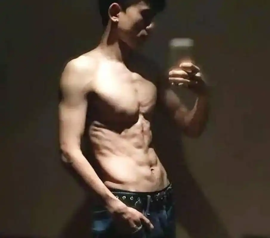 近日,张杰晒出了自己的腹肌照片,赤裸裸的好身材,张杰一看就是那种