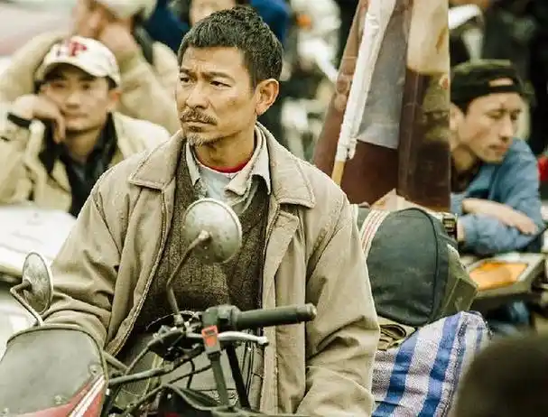 刘德华穿得像一个农民,骑着摩托车一路找寻自己的孩子.