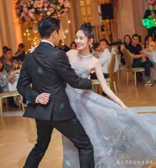 就像明星夫妻张若昀和唐艺昕一样,他们的爱情故事简直像一出浪漫的