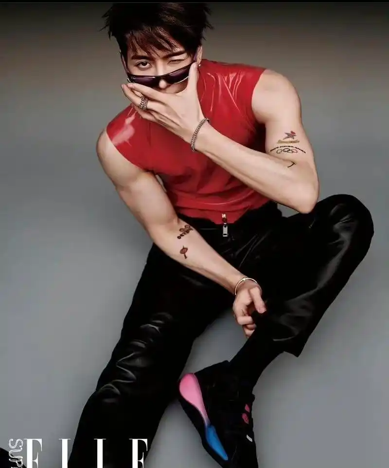 继音乐会后,王嘉尔纹身的细节好有爱