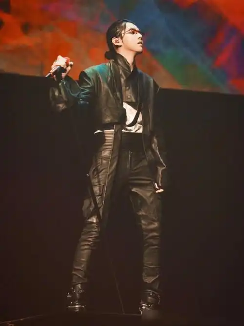 吴亦凡的大长腿久特别适合穿皮裤,再加上他本人比较喜欢嘻哈音乐,所以