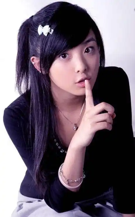 2004年,张含韵通过《超级女声》选秀成为了当年最火的明星,那一年