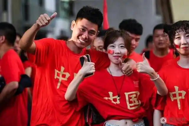 中国球迷聚集马尔代夫街头为国足征战世预赛助威