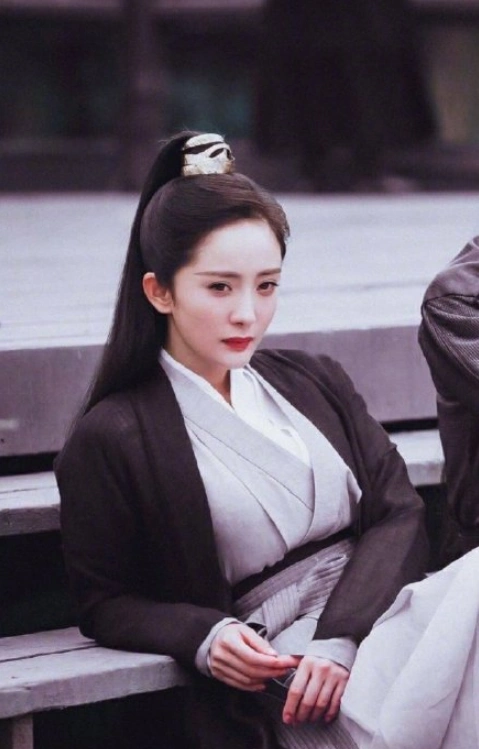 同是女扮男装,赵丽颖,热巴还好,看到杨幂:一眼万年