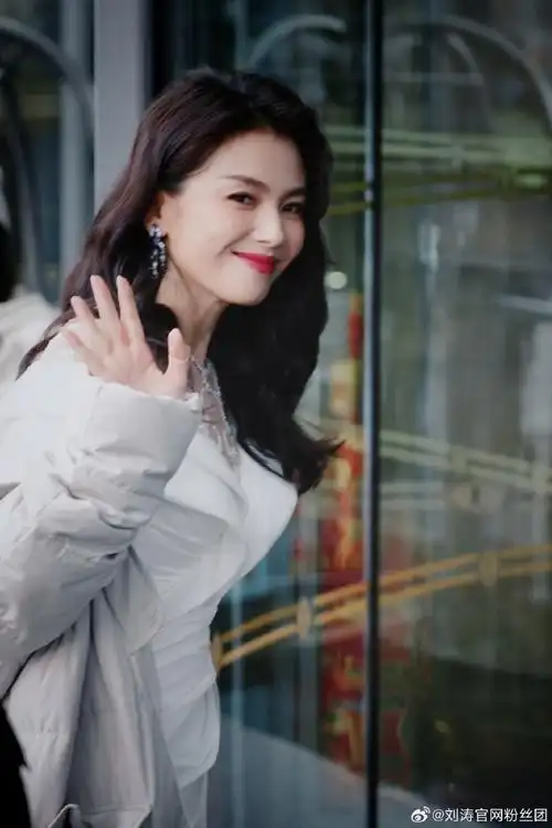 刘涛红丝绒泪痣妆##微博之夜