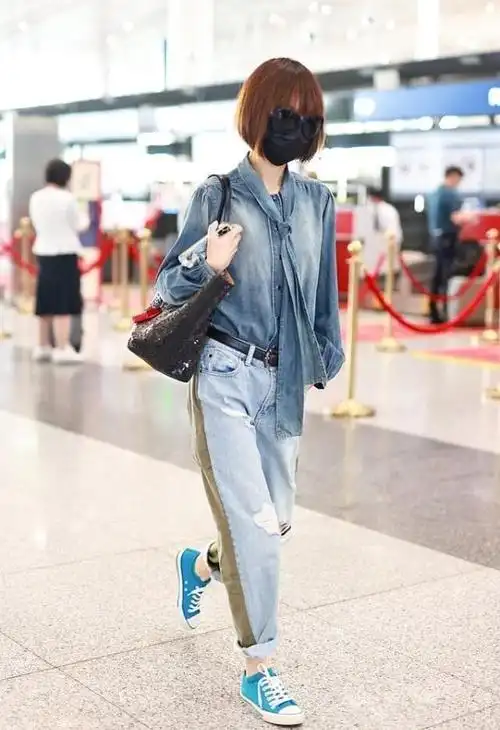 鲁豫不愧是访谈主持人自带知性气质牛仔衬衫打个结也很温柔