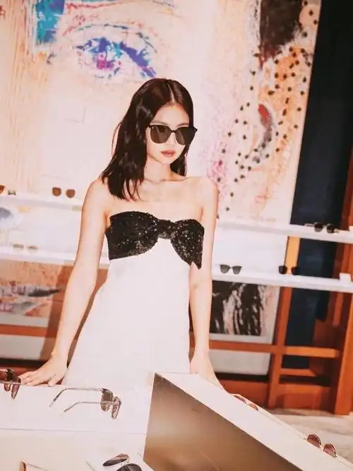 jennie身高体重(90斤jennie,仗着自己身材好就任性挑战蝴蝶结吊带