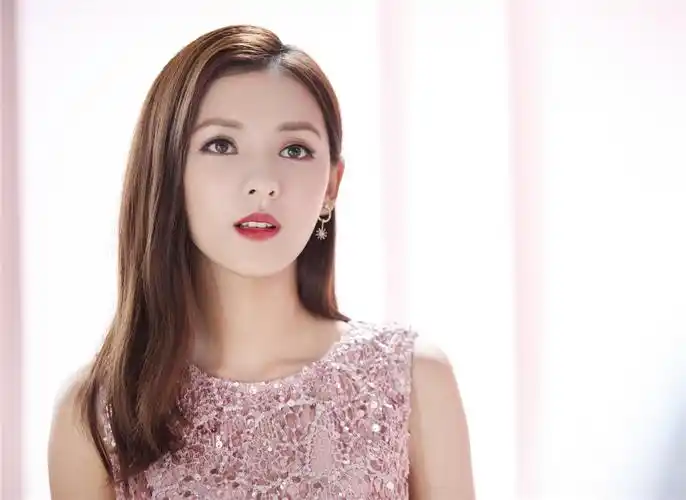 张予曦开启冬季炫"腹"穿搭,却被指"找病":穿这样容易生病