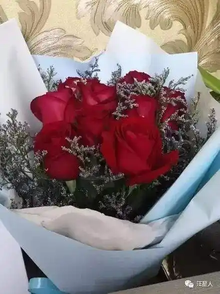 情人节妹子收到男友送的玫瑰花但半小时后