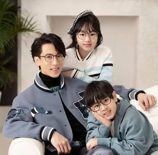 刚刚吴尊一家宣布重大决定,吴欣怡和max超可爱,网友这样评论!