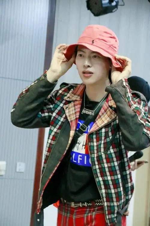 youngg热血街舞团##养鸡young-g#2017快乐男声全国亚军youngg张航身