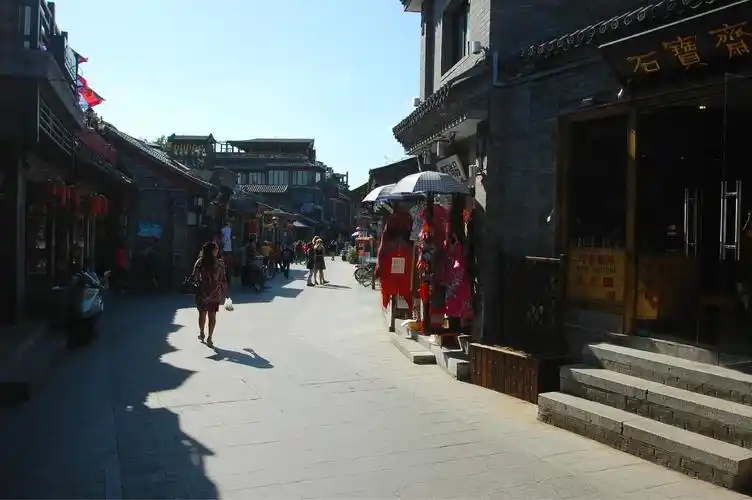 p>烟袋斜街位于北京市 a target="_blank" href="/item/地安门