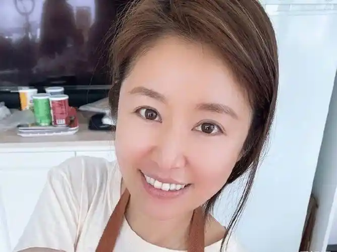 照片放大三倍后,皮肤上的瑕疵显露无疑_女明星_状态_面部