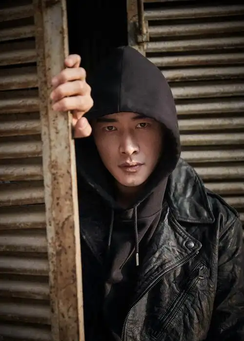 罗晋硬汉风格写真曝光 目光坚毅眼神有戏