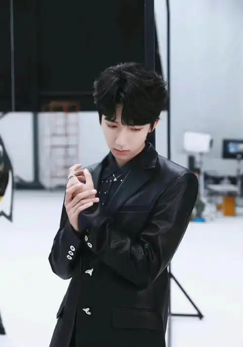 贺峻霖黑西装存图