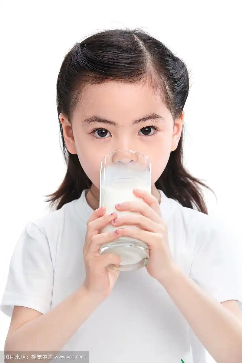 可爱的小女孩喝牛奶