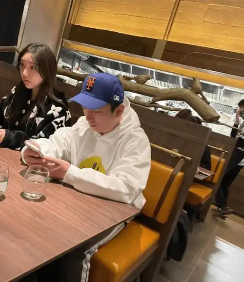 网友在成都偶遇王思聪吃烧烤,身边多位美女作陪,结账时出手阔绰_慎婕