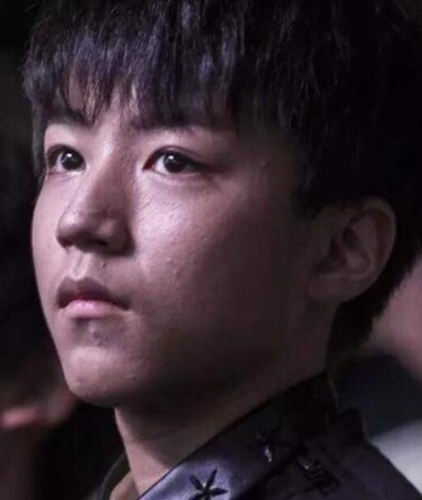 王俊凯满脸闭口被嘲烂脸镜头拉近一言难尽根本不像20岁