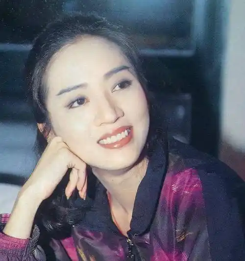 艳芳赵文卓恋爱:只因误会没能做成赵太太,最后穿婚纱独自离去_梅艳芳