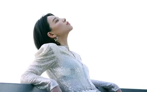 李斯丹妮魅力高冷写真桌面壁纸