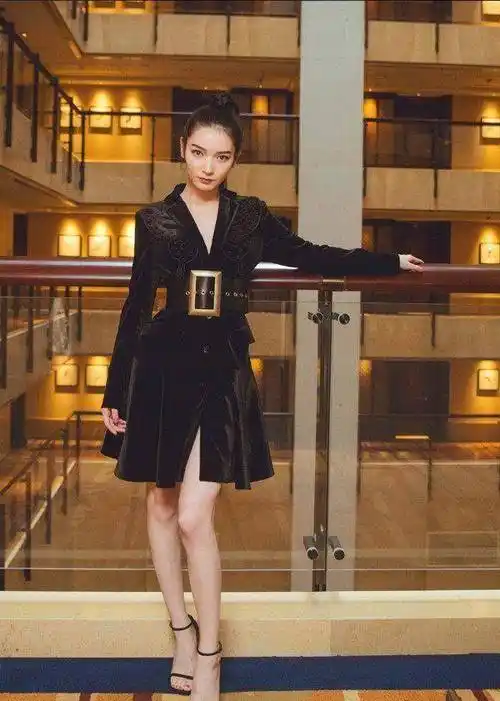 杨幂旗下四大女艺人同框,论颜值和大长腿,迪丽热巴只能排第二_李溪芮