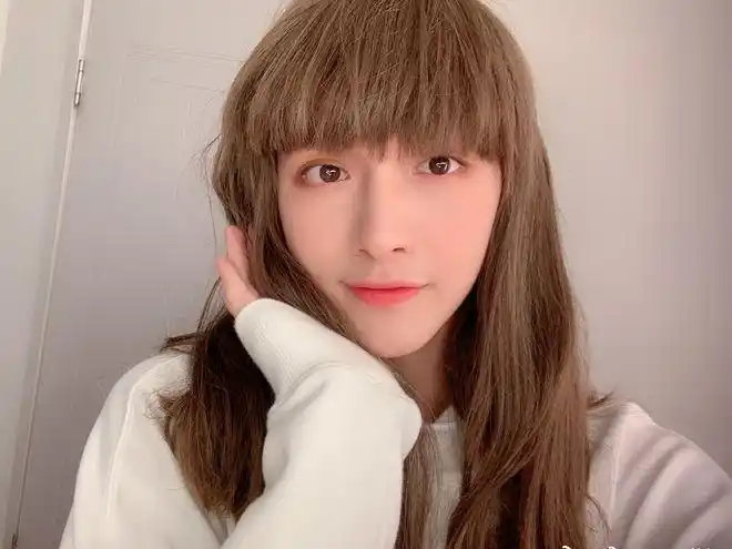 r1se开首场演唱会翟潇闻女装扮相曝光长发披肩可爱又迷人