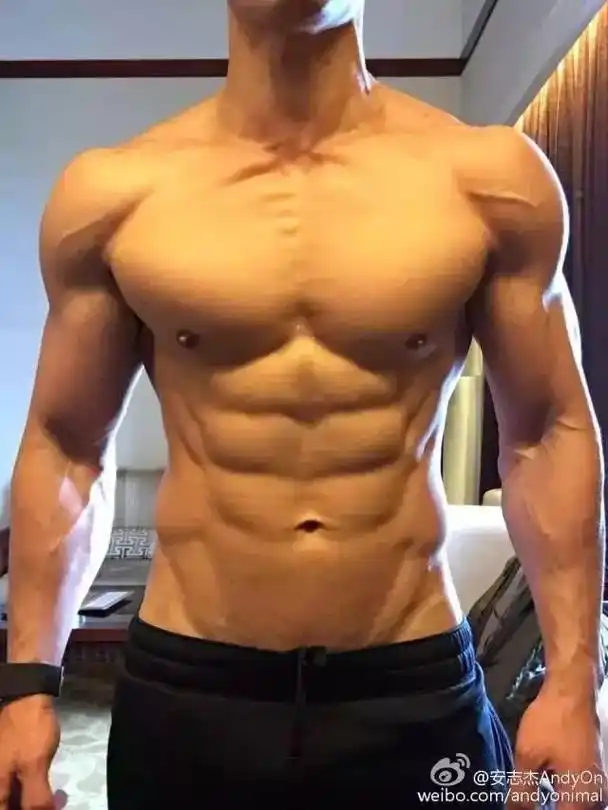 47岁安志杰古铜色肌肉,挑赢健身网红!你认怂了吗