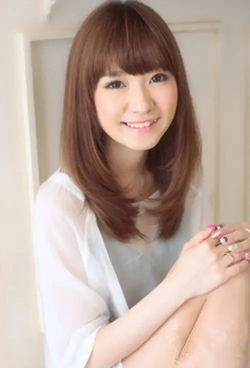 长脖子女孩子内扣发型打造彰显魅力度的卷发造型