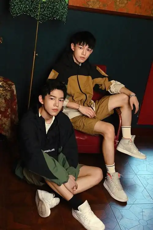 双胞胎合体写真更新工装穿搭兄弟情深