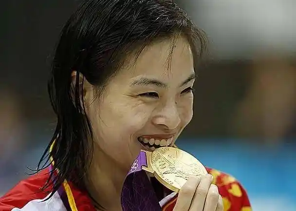 "跳水皇后"吴敏霞:追平郭晶晶记录,退役嫁平民老公,今生二胎