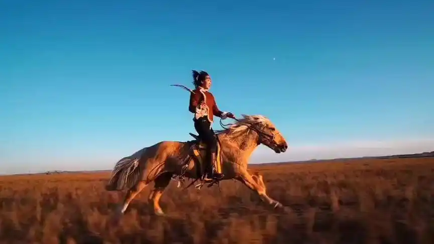 策马奔腾. 我也好想这样骑骑马.