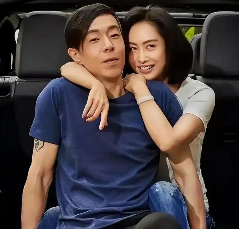 朱茵和老公黄贯中,黄贯中很帅气,有才华,挺般配的幸福的一家人!