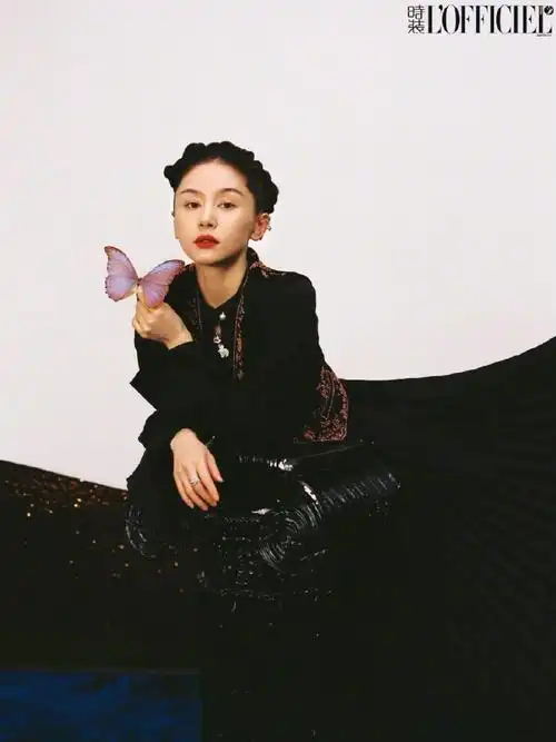 王子文超话最新杂志大片,盘发造型身穿353036392024早春系列