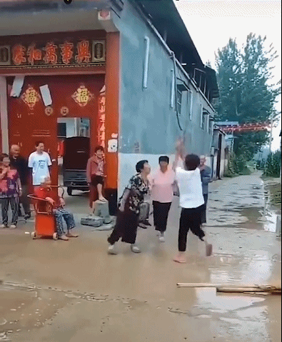 爆笑gif当代农村非物质文化遗产画风魔性的吵架场面